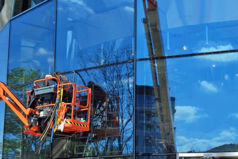 Glasklar in Berlin – So gelingt die professionelle Glasfassadenreinigung