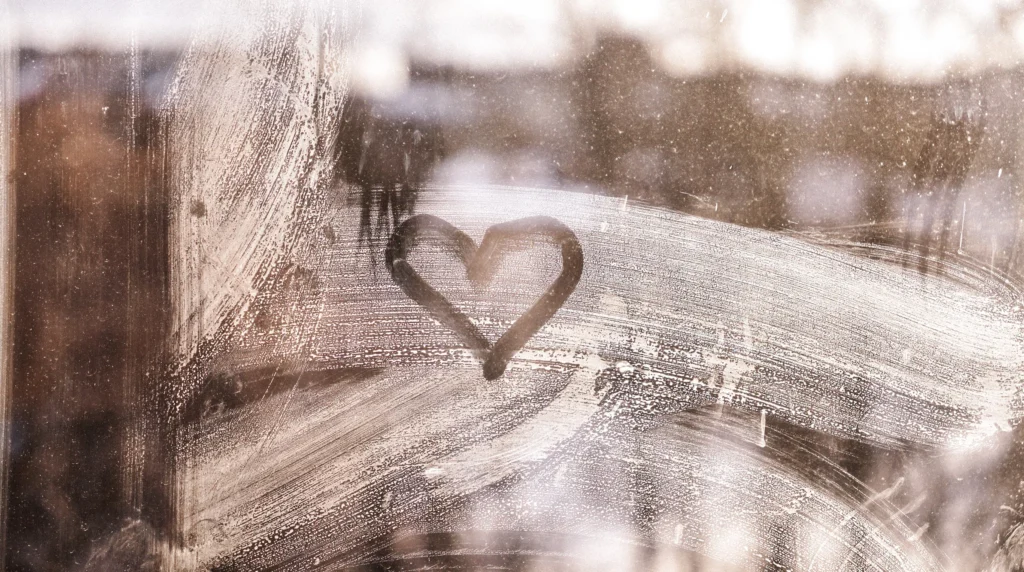 Wie reinigt man Glas richtig? Profi-Tipps für streifenfreie Ergebnisse